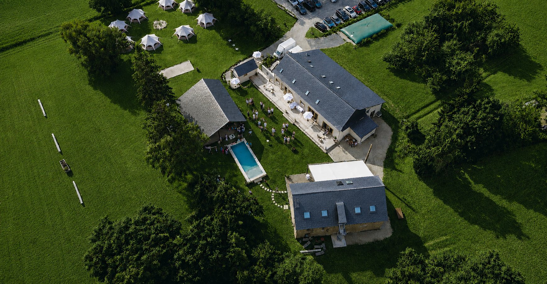 Vue aérienne du Domaine : lodges, préau, piscine, salle et hébergements