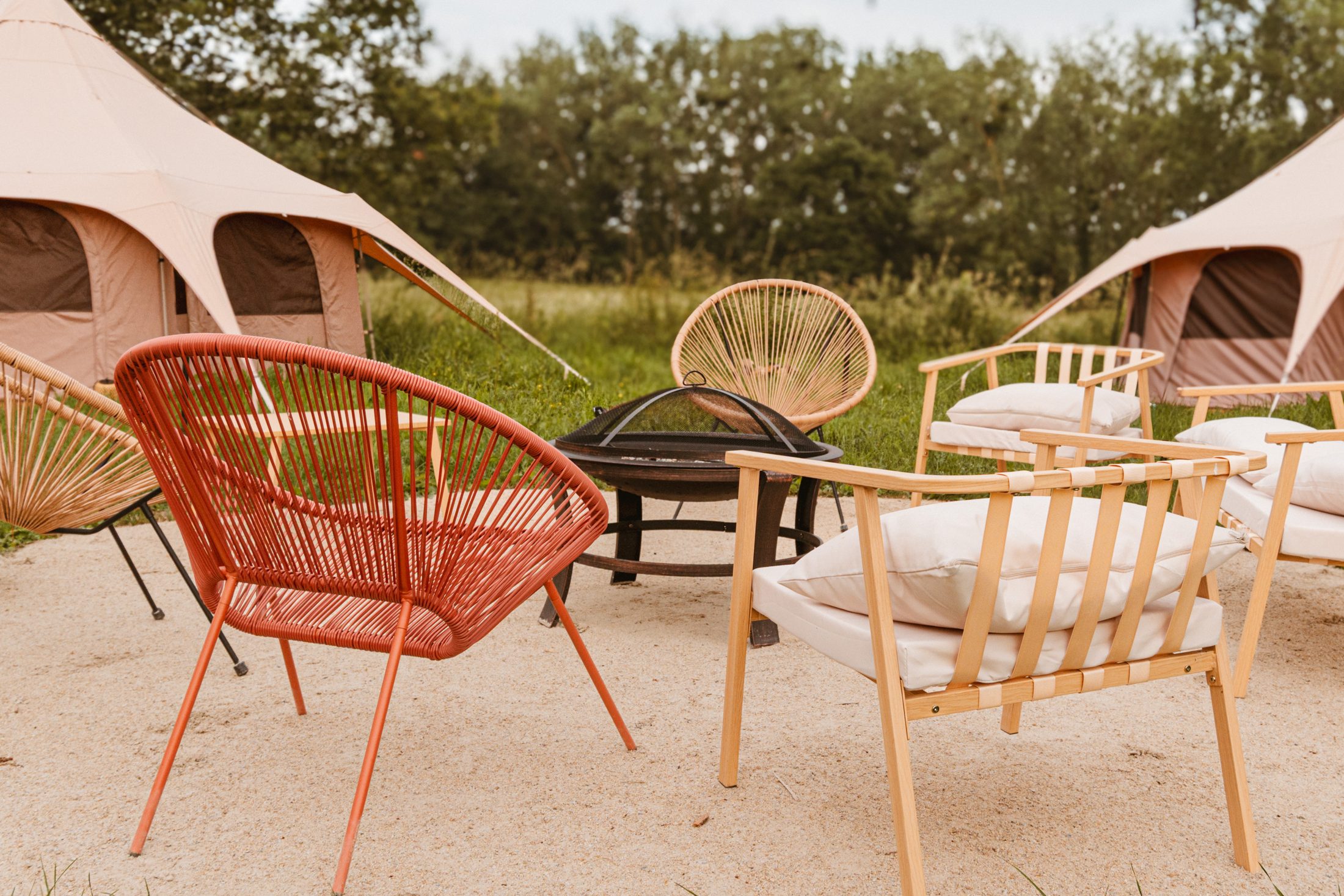 Salon autour du brasero devant les lodges
