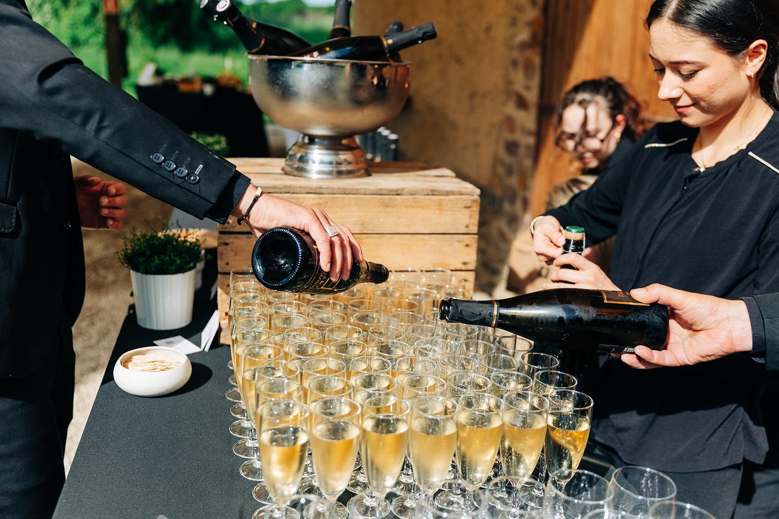 Service du champagne sous l'abri