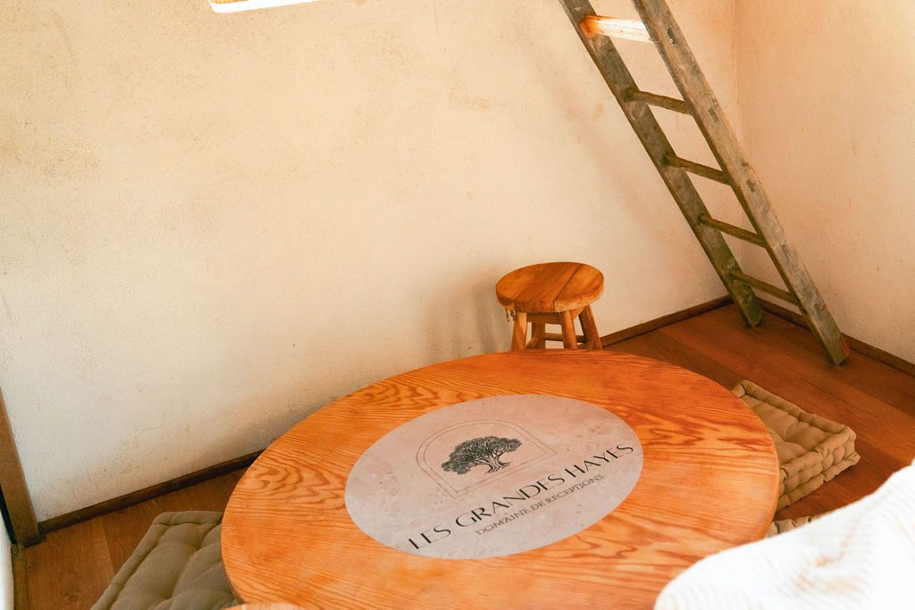 La table ronde et l'échelle vers la mezzanine