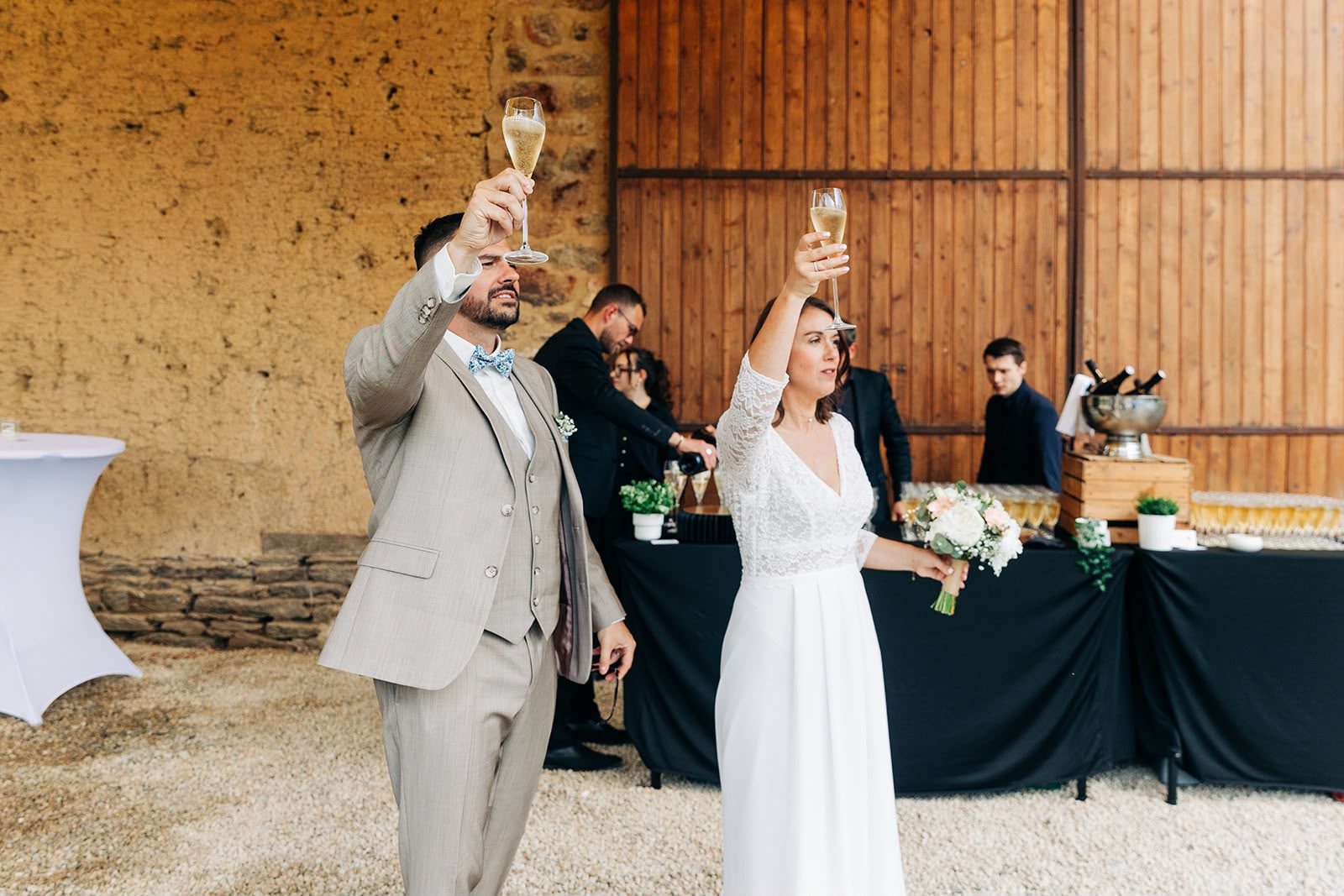 Les mariés portent un toast sous l'abri pendant le vin d'honneur