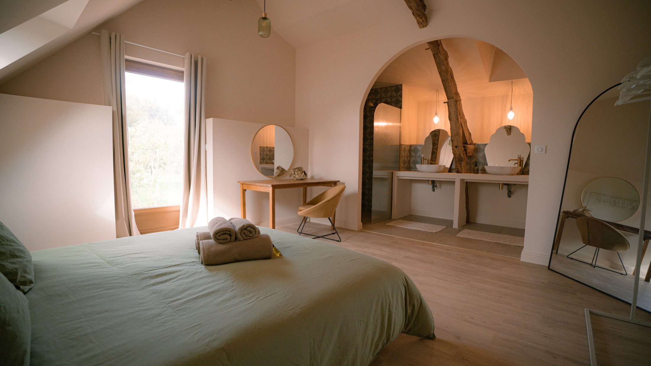 Chambre lumineuse à l'étage et sa salle d'eau en arche