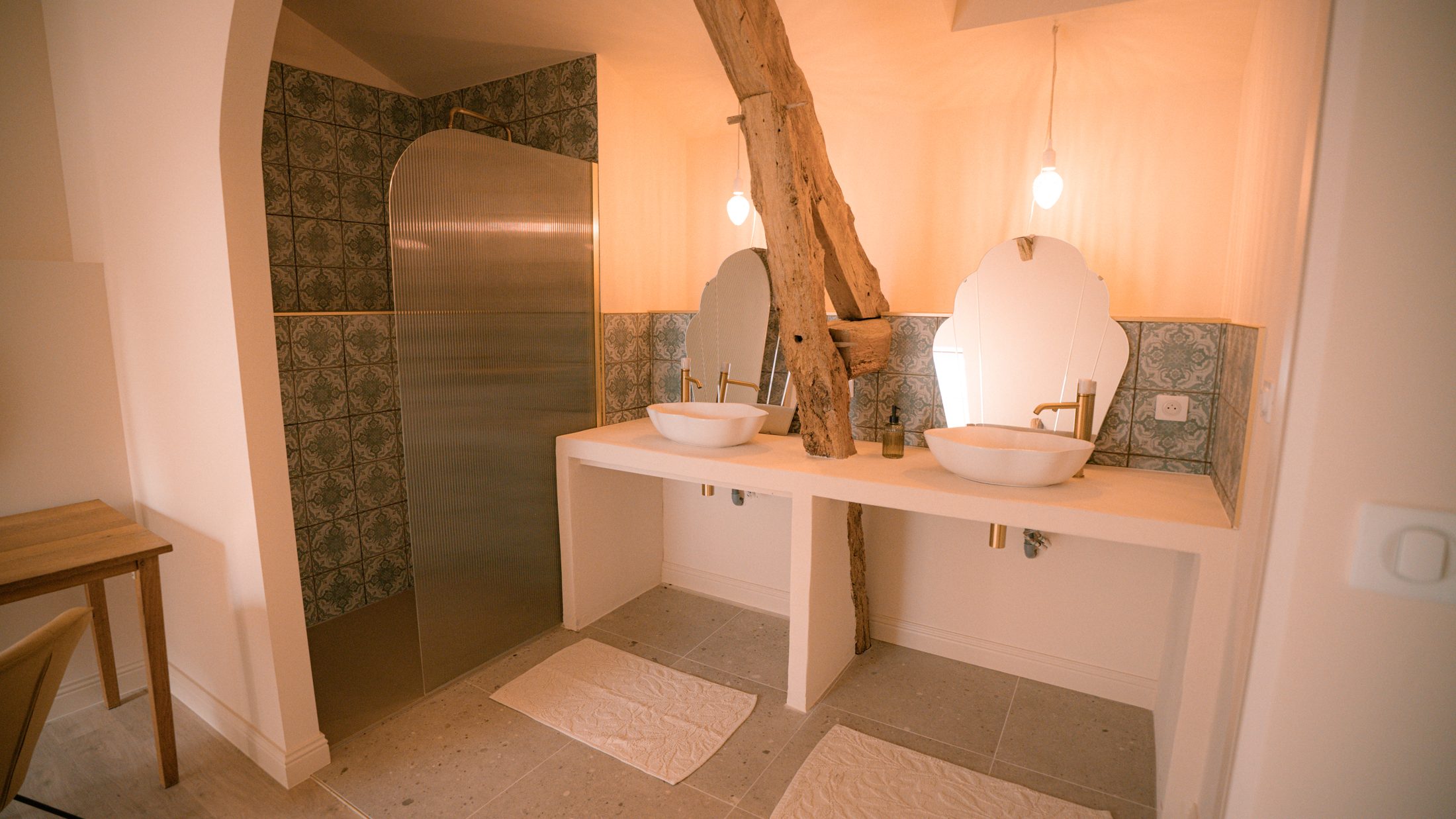Salle d'eau à deux vasques et poutre en bois