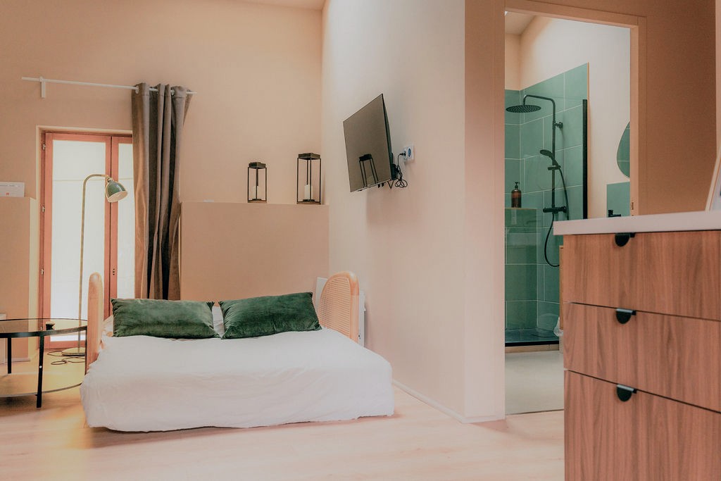 Chambre de la dépendance avec sa salle d'eau