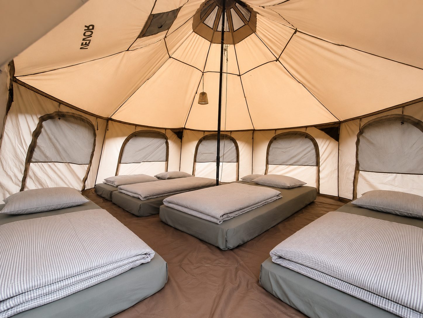 L'intérieur d'un lodge, sa hauteur sous toile et ses couchages