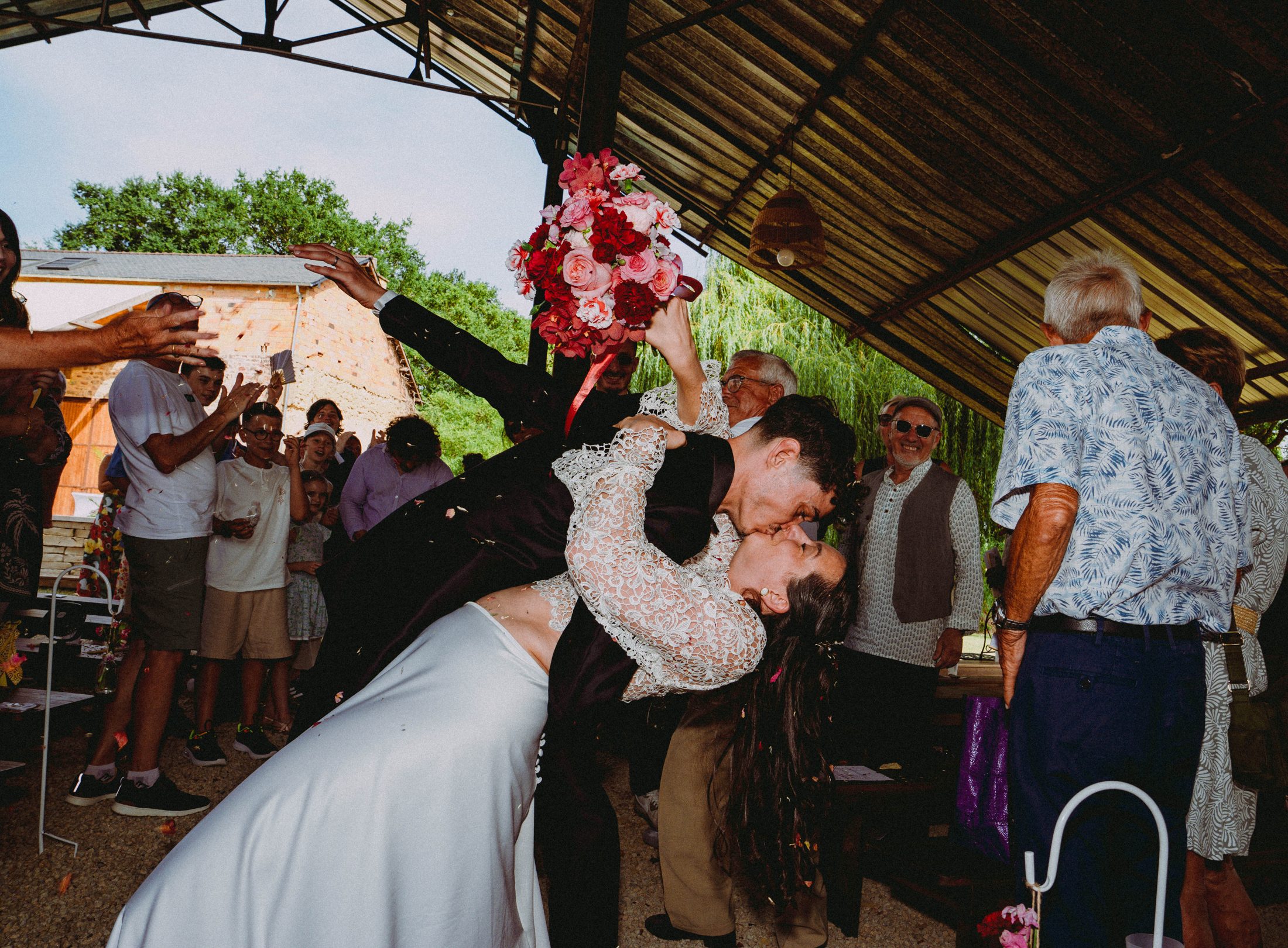 Le baiser des mariés à la sortie de la cérémonie sous le préau