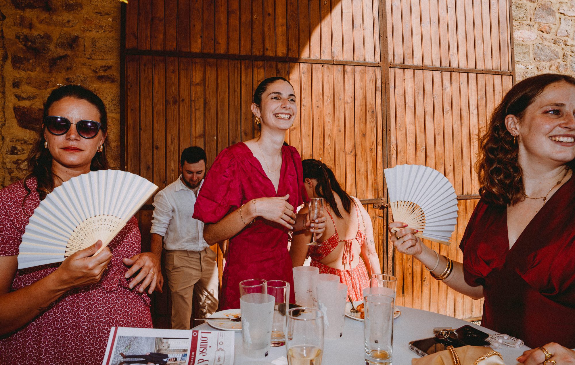 Les invités sous l'abri pendant le vin d'honneur