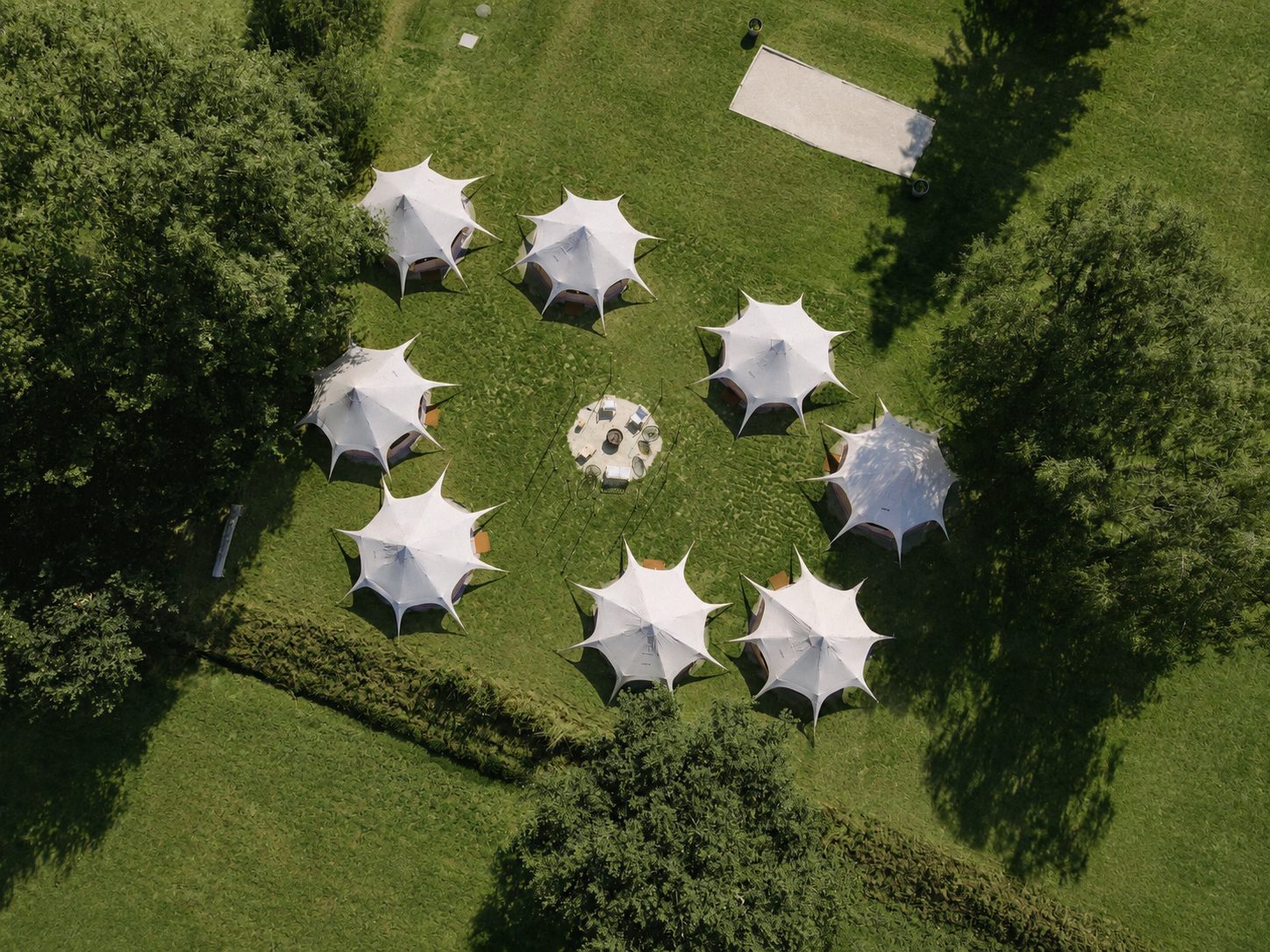 Les huit lodges disposés en cercle, vus du ciel