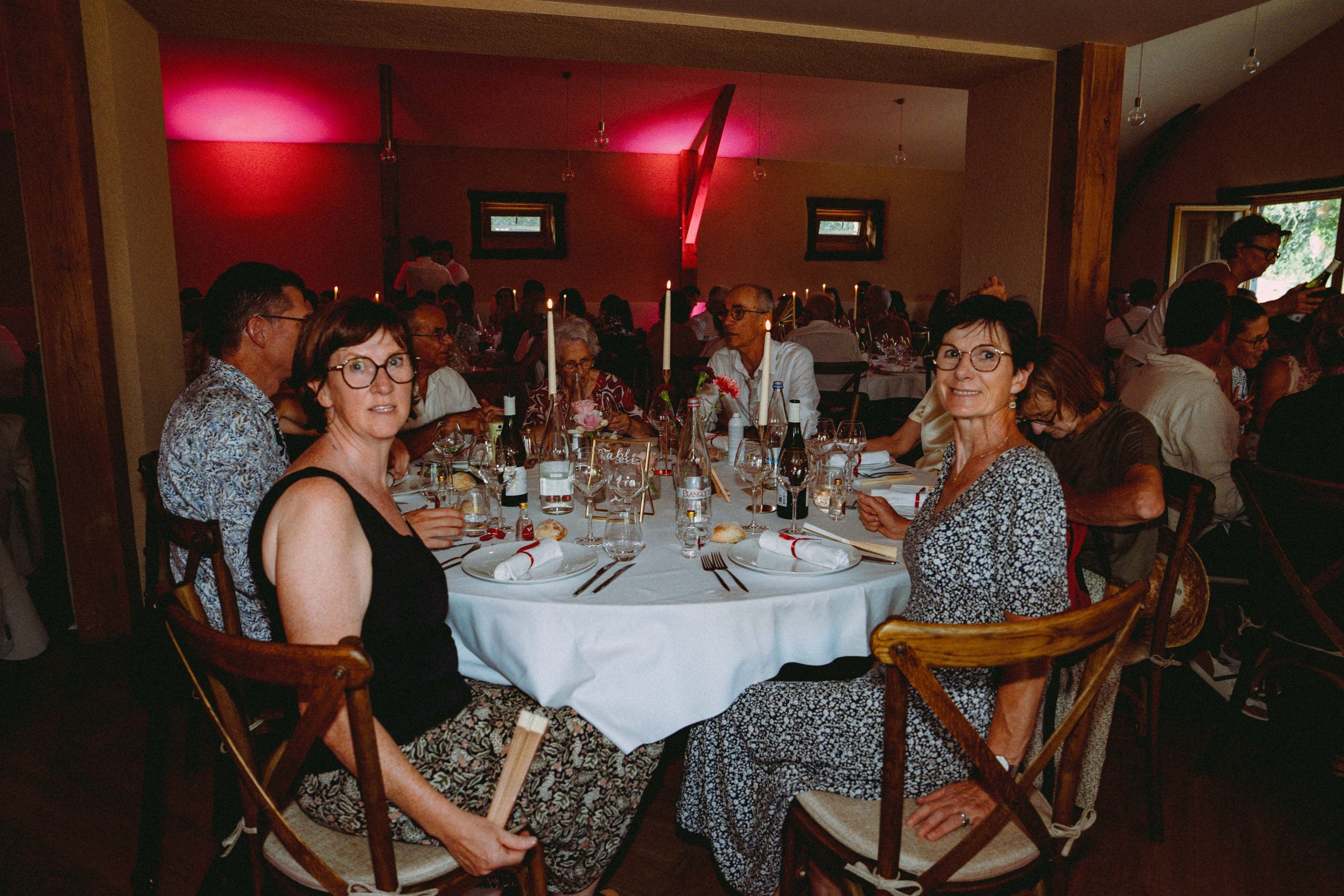 Les invités à table pendant le dîner du mariage