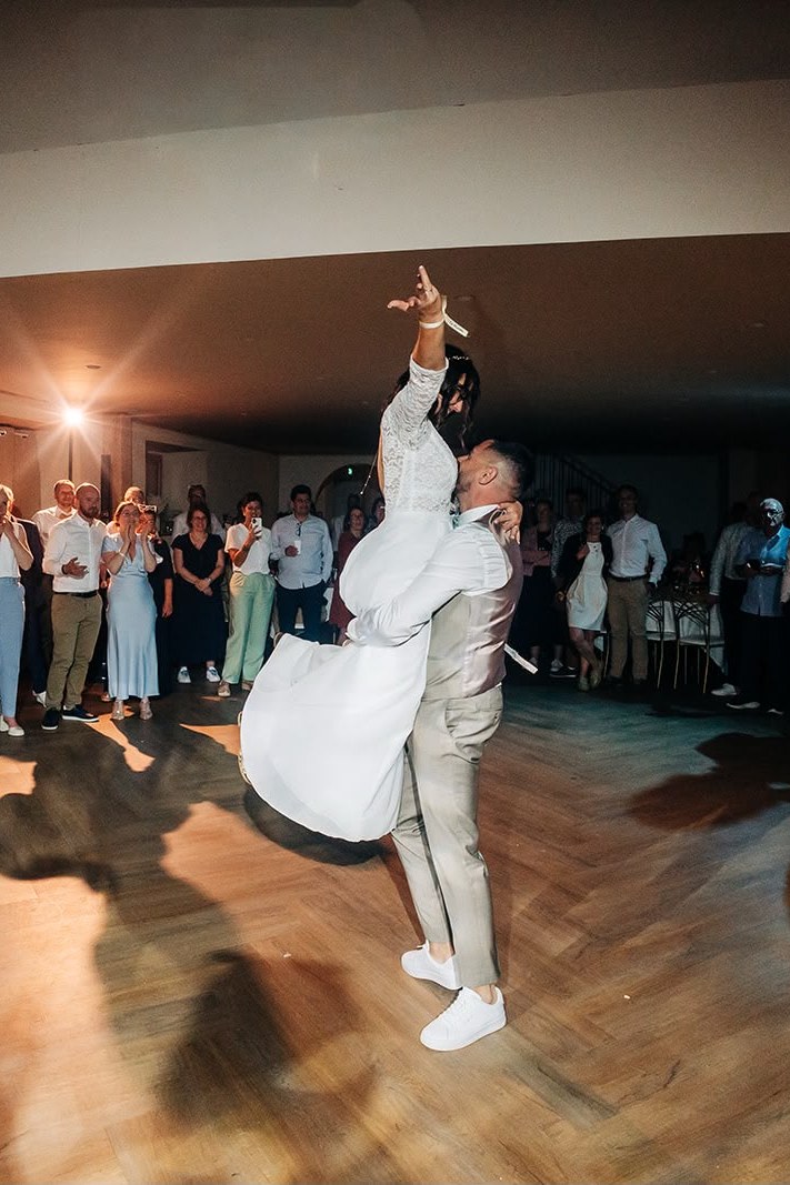 La première danse des mariés dans la salle, entourés de leurs invités