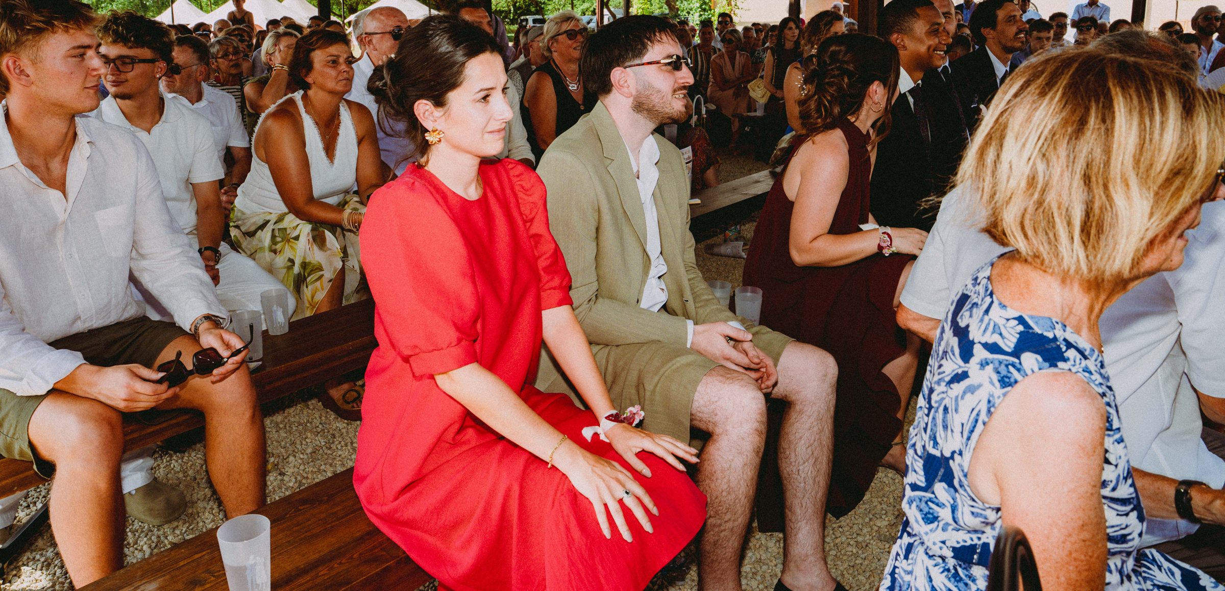 Les invités émus pendant la cérémonie sous le préau